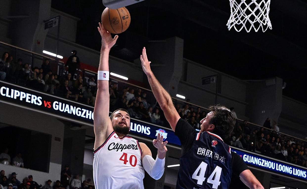 快船迎来了, 中锋伊维察, 篮板